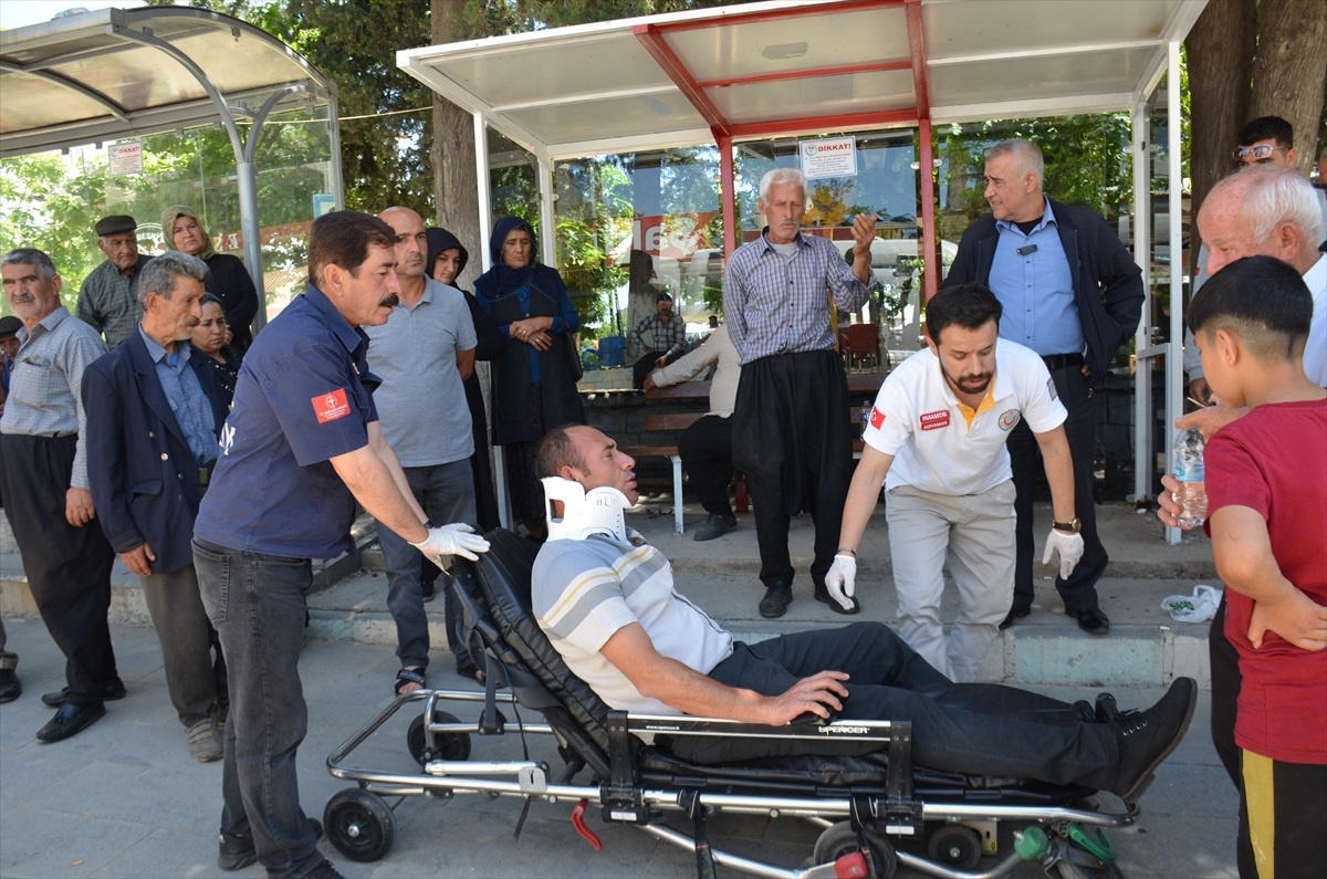 Adıyaman\'ın Besni ilçesinde 2 otomobil çarpışması: 1 yaralı