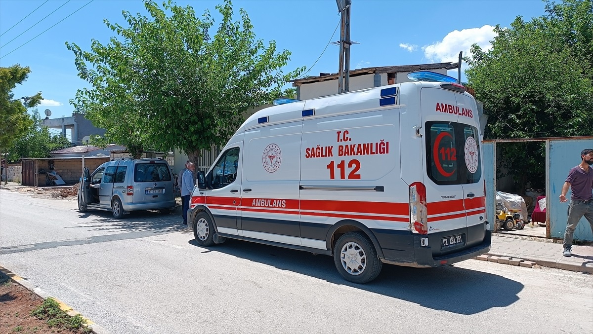 Adıyaman\'da otomobilin çarptığı çocuk yaralandı