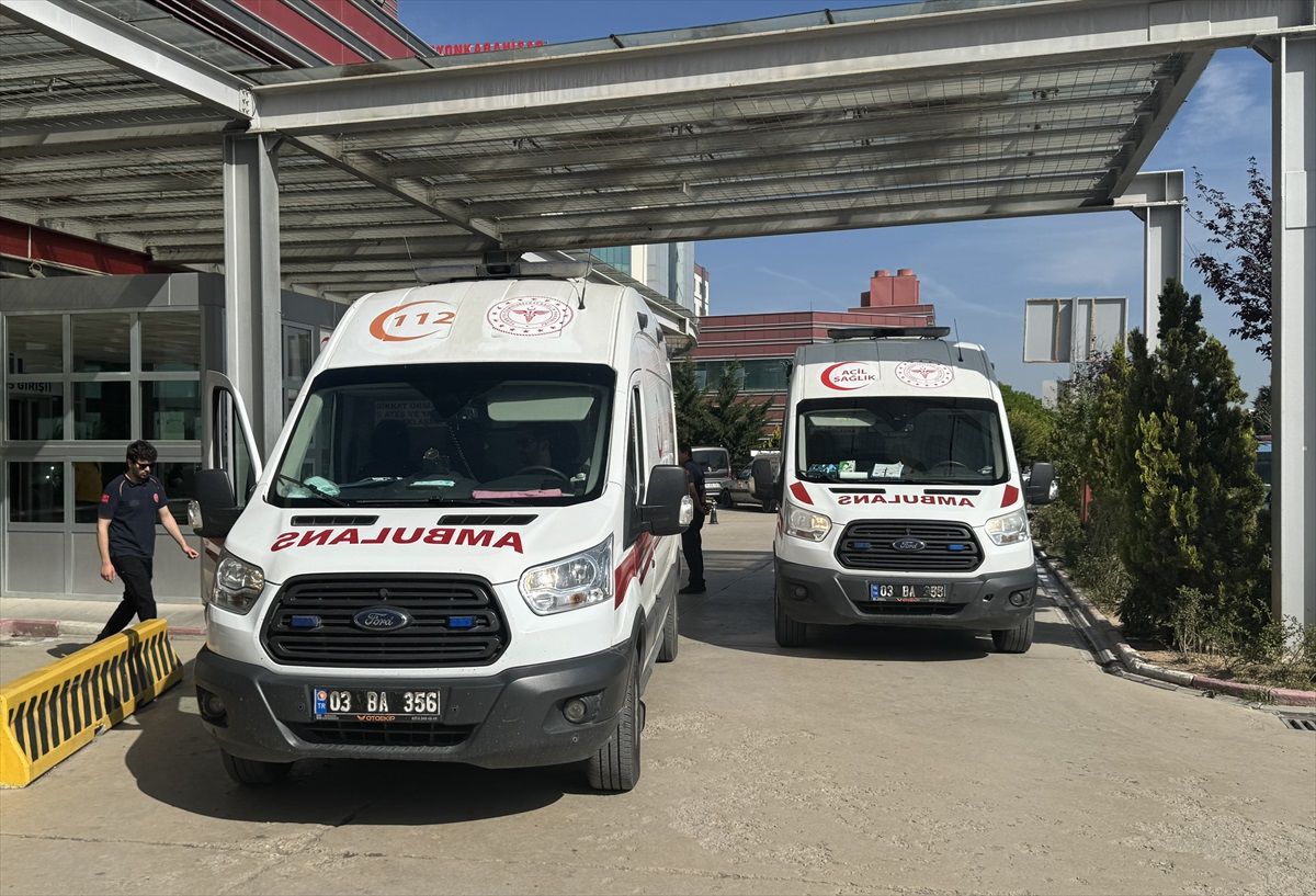 Afyonkarahisar\'da yolcu otobüsü ile kamyonet çarpışması: 1 ölü, 16 yaralı