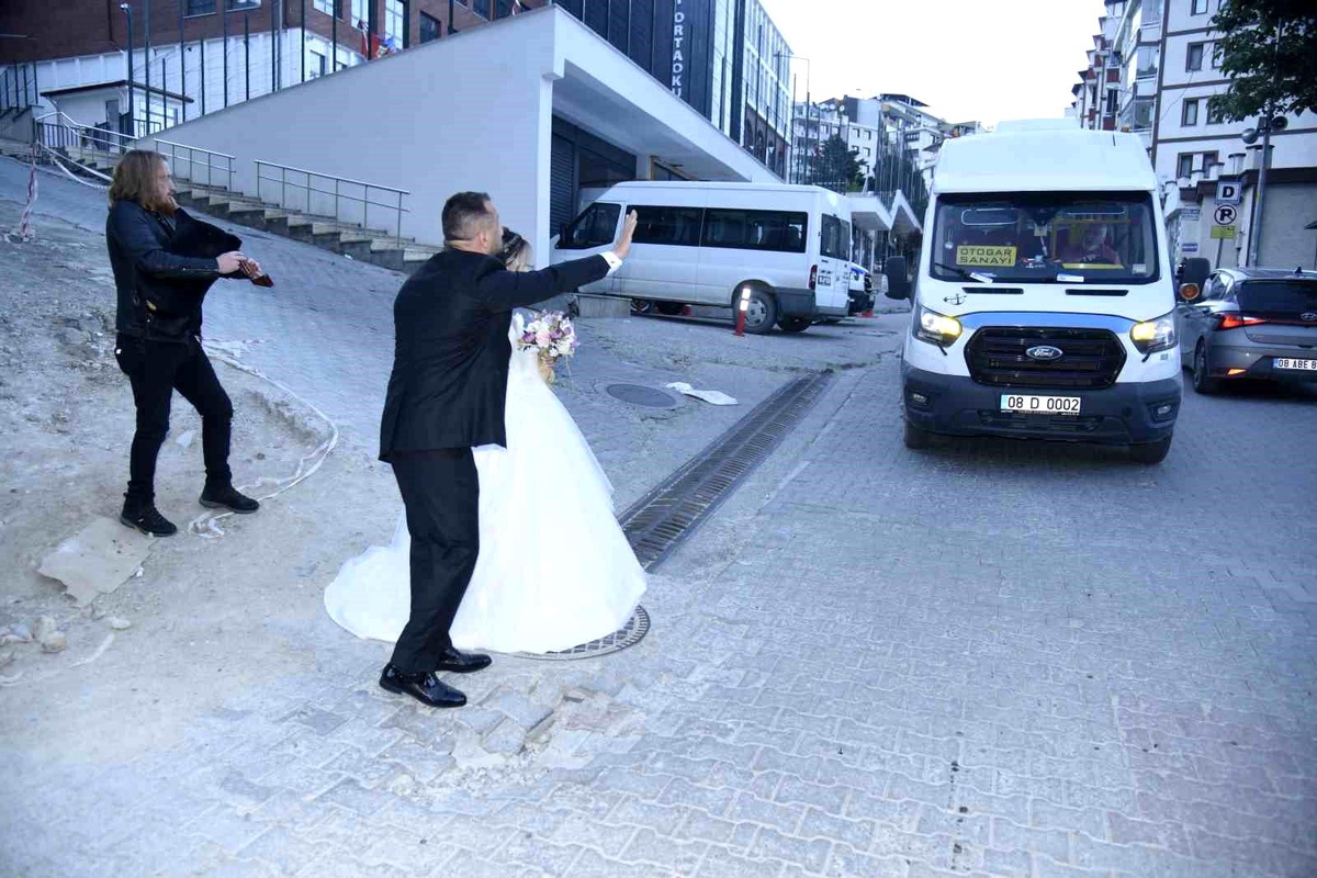 Artvin\'de gelin ve damat dolmuşla düğün salonuna gitti