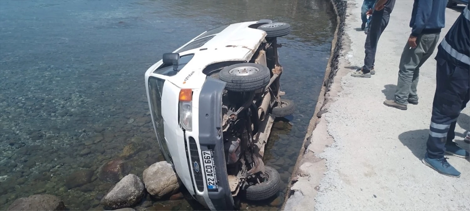 Çanakkale\'de denize devrilen minibüsün sürücüsü yaralandı