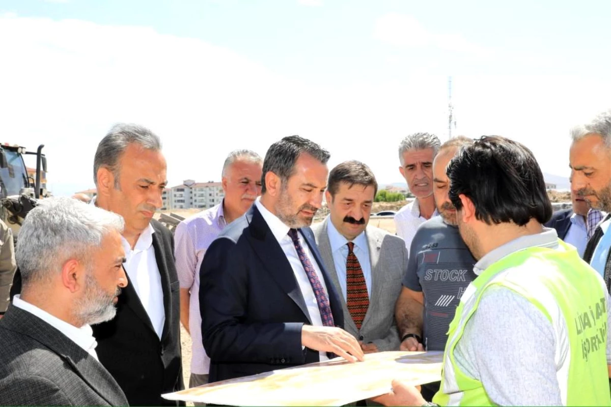 Elazığ Belediye Başkanı Şahin Şerifoğulları, Akpınar Yaşam Alanı ve Doğukent Spor Köyünde incelemelerde bulundu