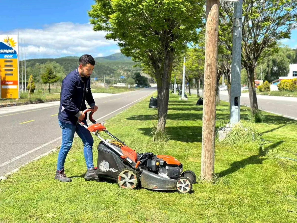 Bozüyük Belediyesi Yeşil Alanlarda Bakım ve Temizlik Çalışmalarına Devam Ediyor