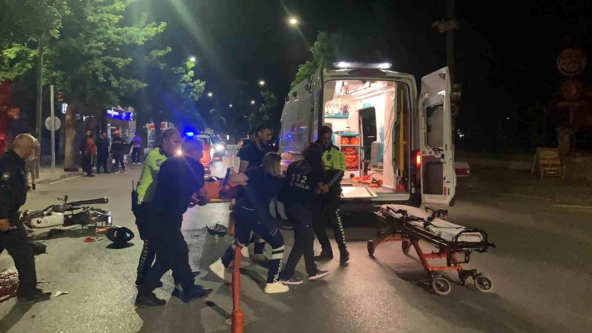 Burdur\'da Motosikletli Genç Park Halindeki Otomobile Çarptı