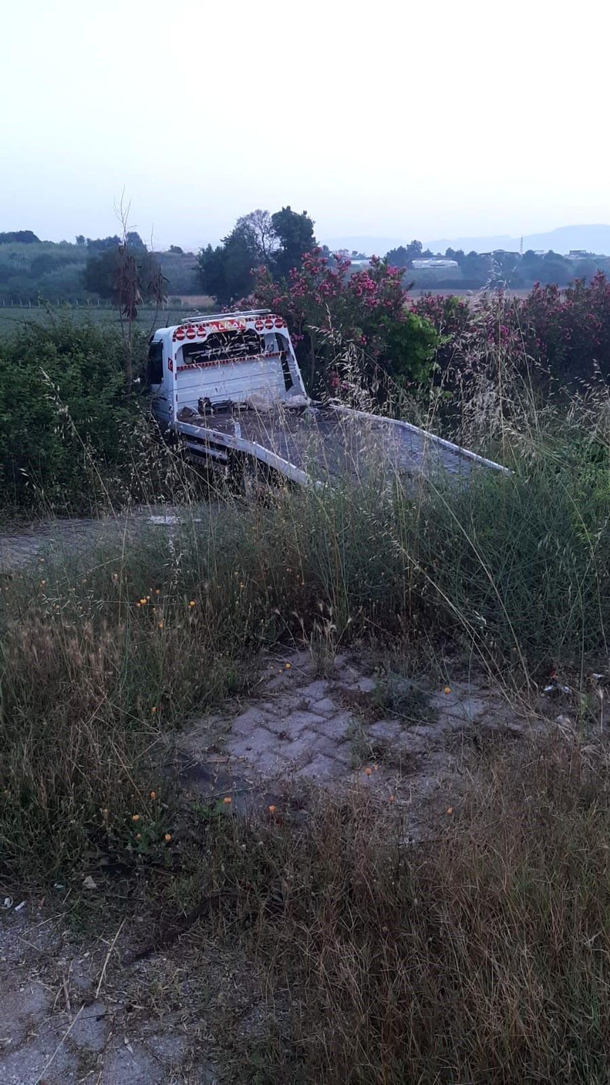 Manavgat\'ta çekici aracın şarampole inmesi sonucu 2 kişi yaralandı