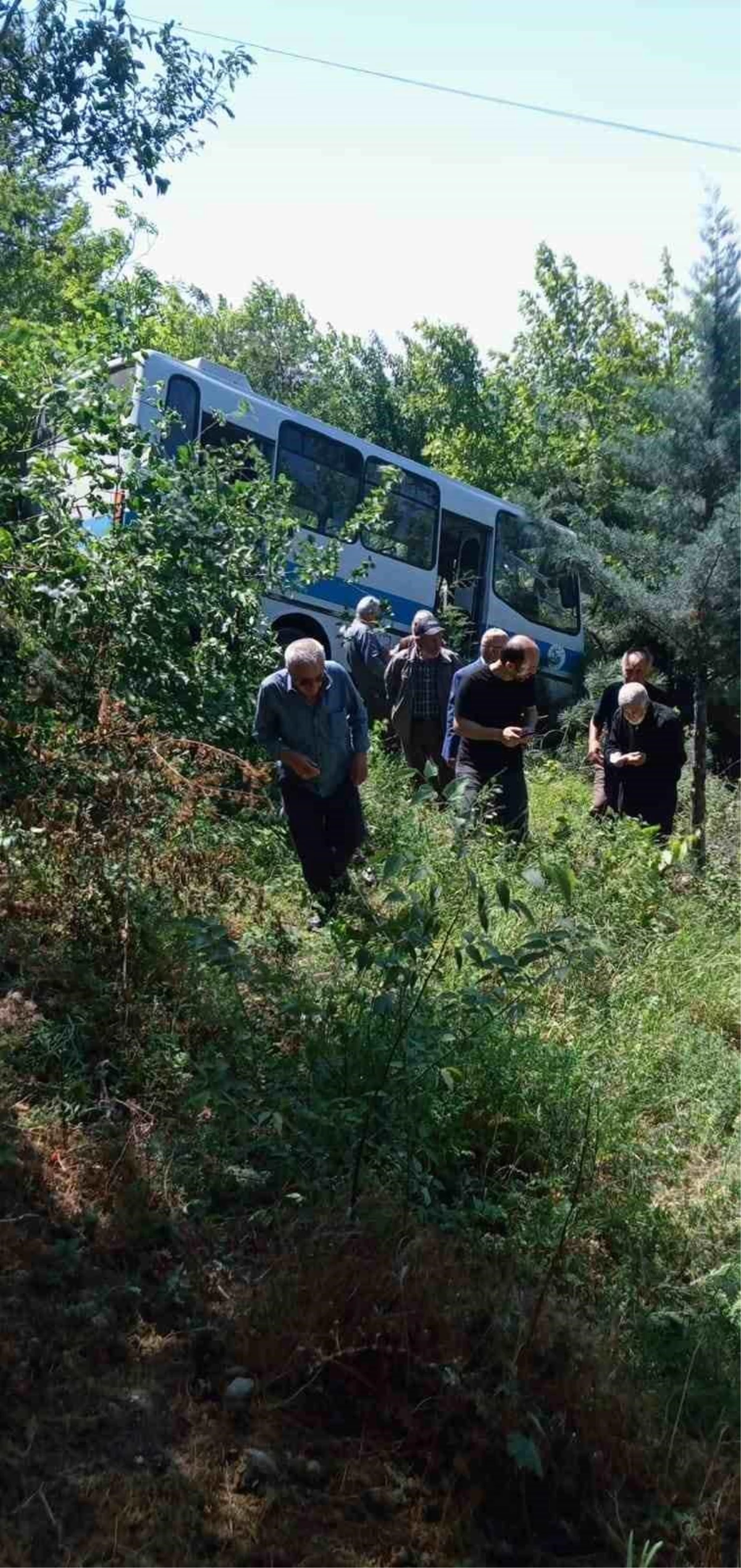Geyve Belediyesi\'ne ait midibüs uçuruma yuvarlandı: 9 yaralı