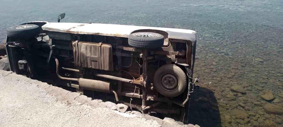 Çanakkale\'de panelvan araç denize düştü, sürücü yaralandı