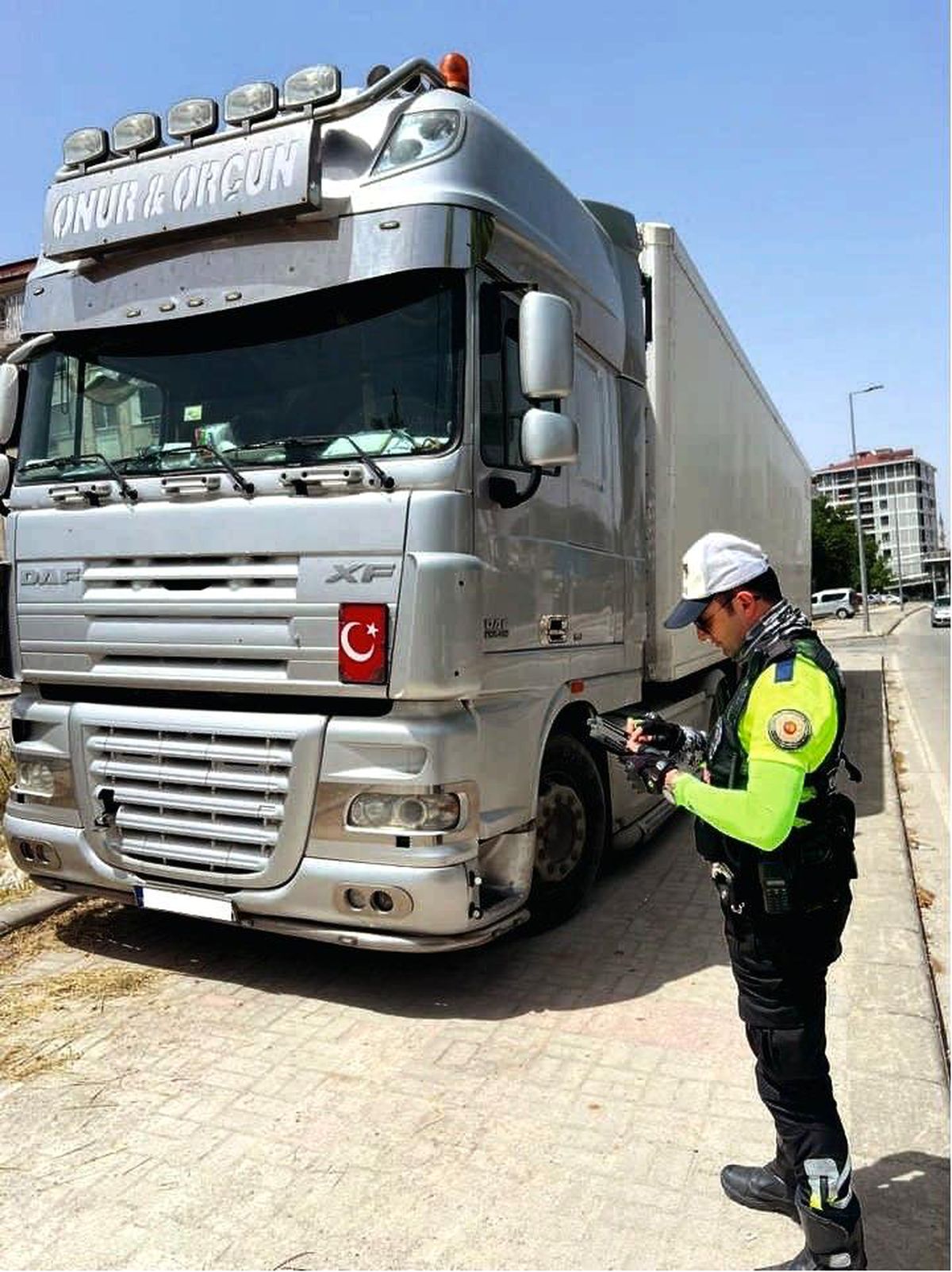 Denizli\'de trafik yönetmeliğine aykırı park eden büyük araçlara ceza
