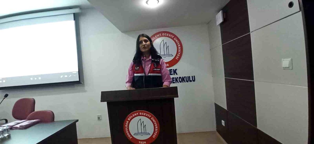 Devrek\'te öğrencilere jandarma tarafından konferans düzenlendi