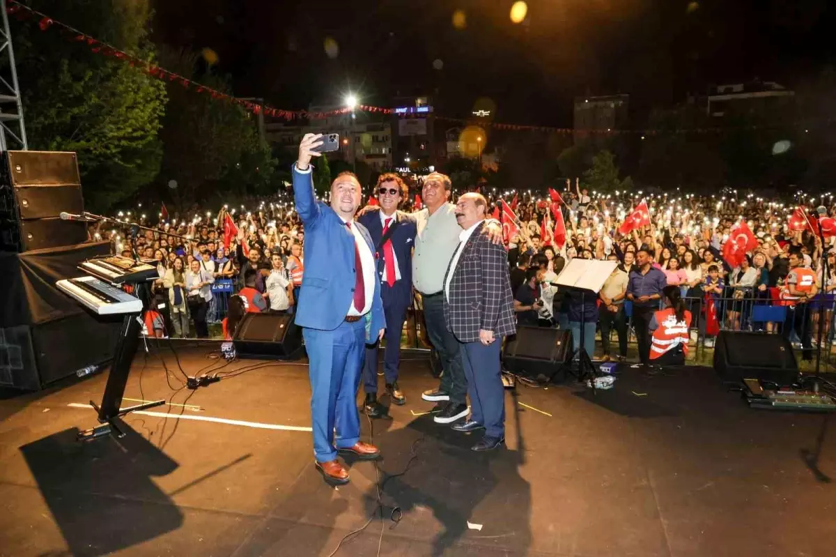 Uşak Belediyesi Gençlik Festivali Ayna Grubu ile Muhteşem Bir Şovla Son Buldu