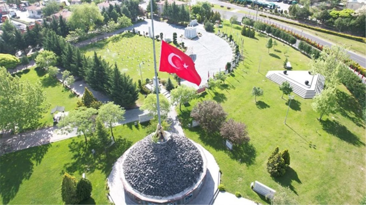 Türkiye\'de bayraklar 1 günlüğüne yarıya indirildi