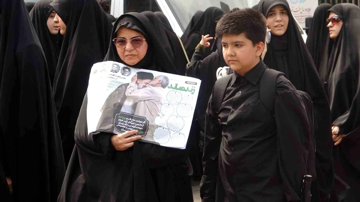 İran\'da Öğrenciler, Helikopter Kazasında Hayatını Kaybeden İran Cumhurbaşkanı İbrahim Reisi ve Beraberindekileri Anmak İçin Toplandı