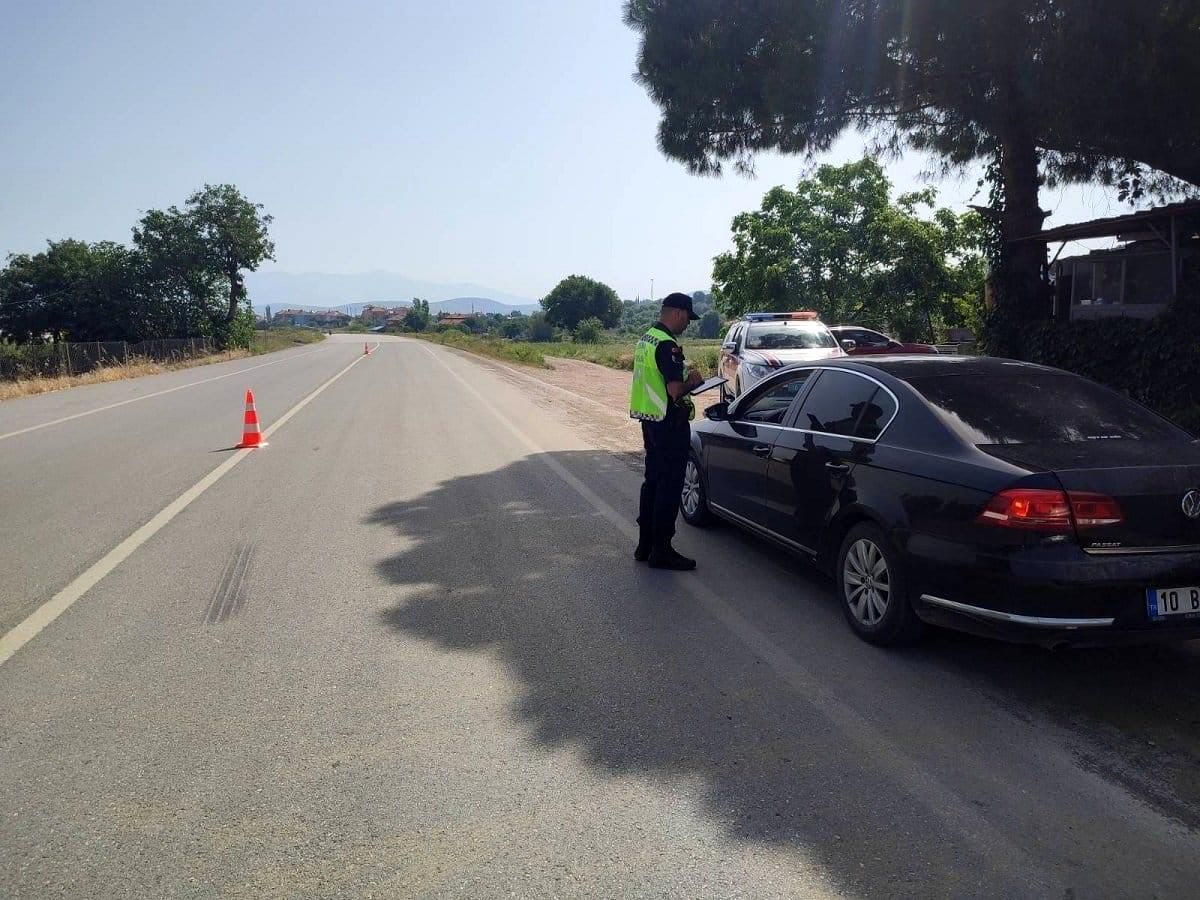 Balıkesir\'de Jandarma Ekipleri Trafik Denetimi Yaptı