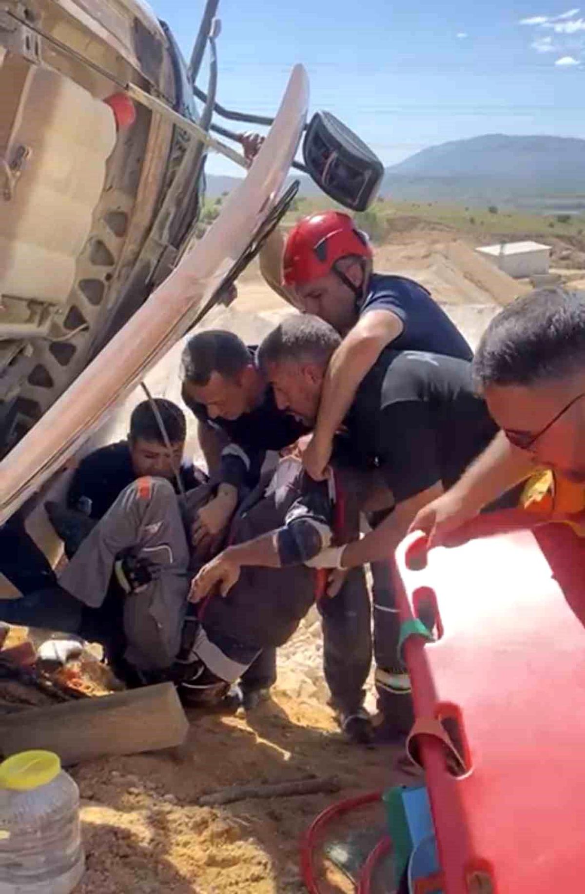 Elazığ\'da kamyon devrilmesi sonucu ağır yaralanan sürücü kurtarıldı