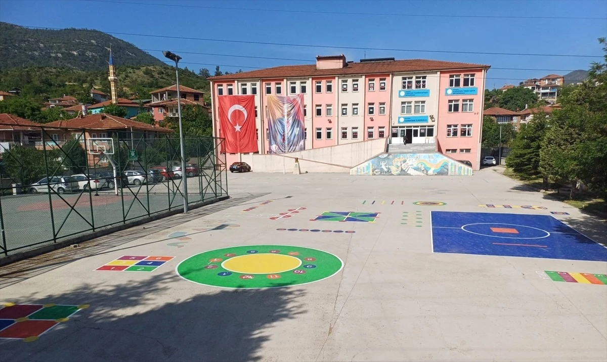 Karabük\'te 5 okul bahçesinde geleneksel çocuk oyunları alanları boyandı