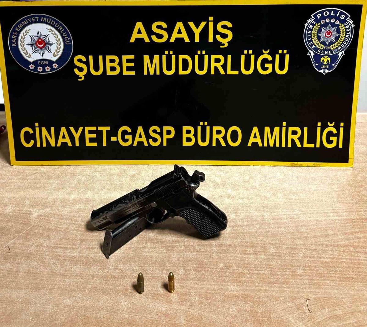 Kars\'ta yapılan uygulamalarda 7 silah, 1 kuru sıkı ve 2 pompalı tüfek ele geçirildi