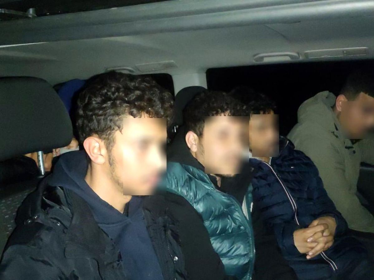 Kırklareli\'nde dur ihtarına uymayan kamyonette 51 kaçak göçmen yakalandı