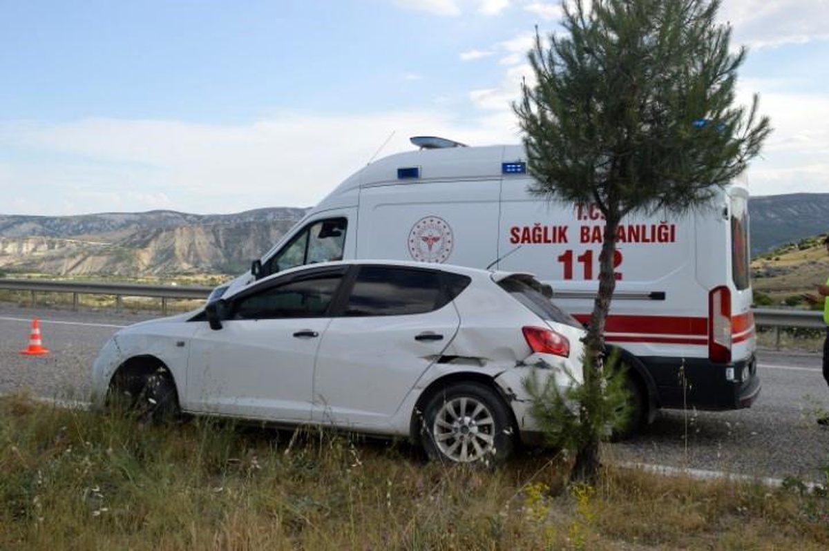 Adıyaman\'da Kontrolden Çıkan Otomobil Karşı Şeride Geçti: 2 Yaralı