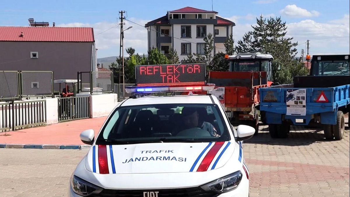 Gümüşhane\'de Jandarma Komutanlığı ekipleri tarafından \'Reflektör Tak, Görünür Ol Projesi\' kapsamında 24 traktöre reflektör takıldı