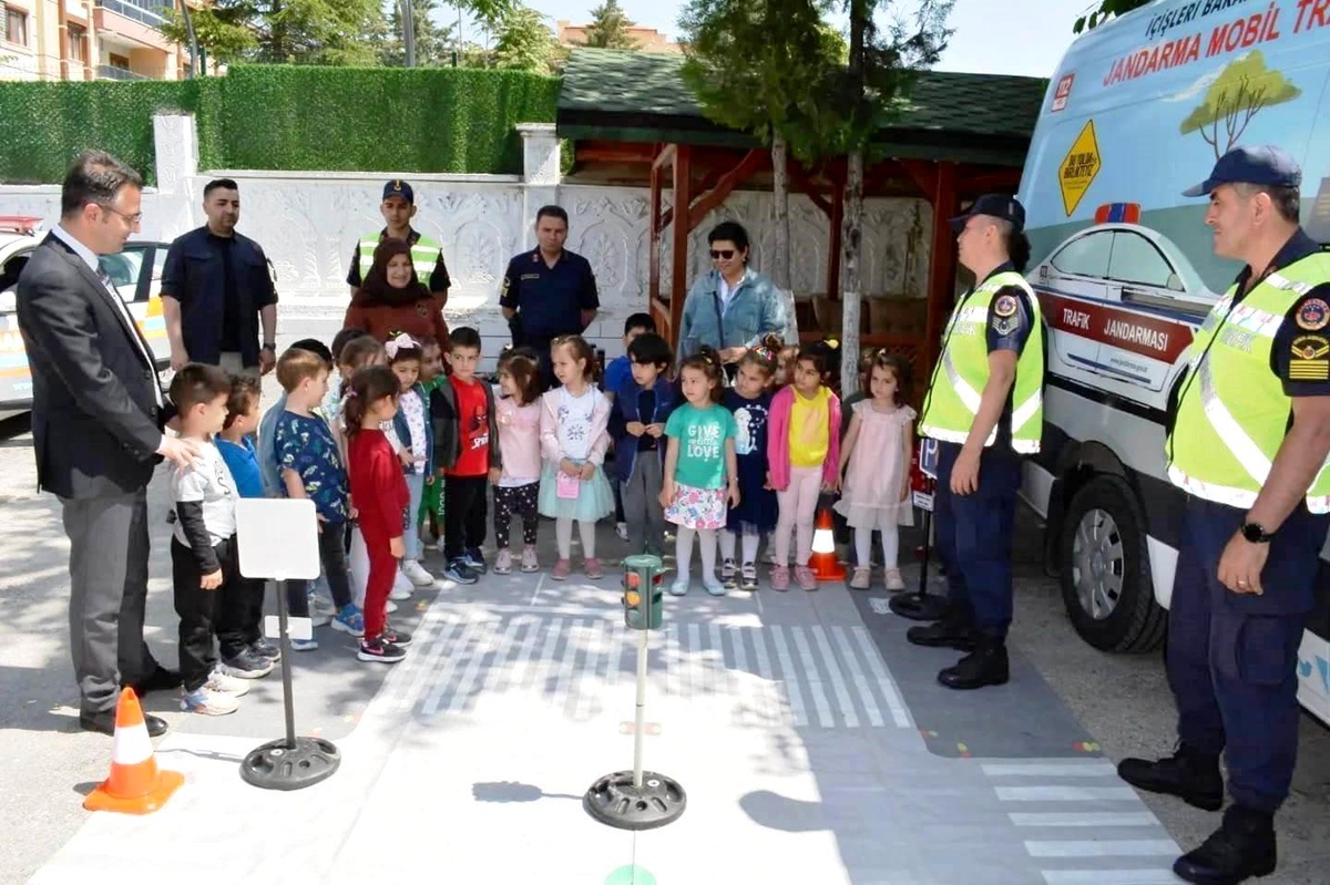 Kulu ilçesinde öğrencilere trafik güvenliği eğitimi verildi