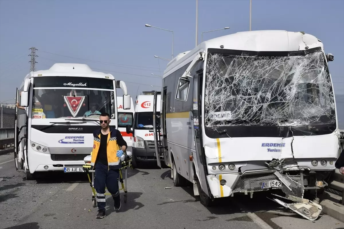 Manisa\'da fabrika personelini taşıyan araçlar çarpıştı: 35 yaralı