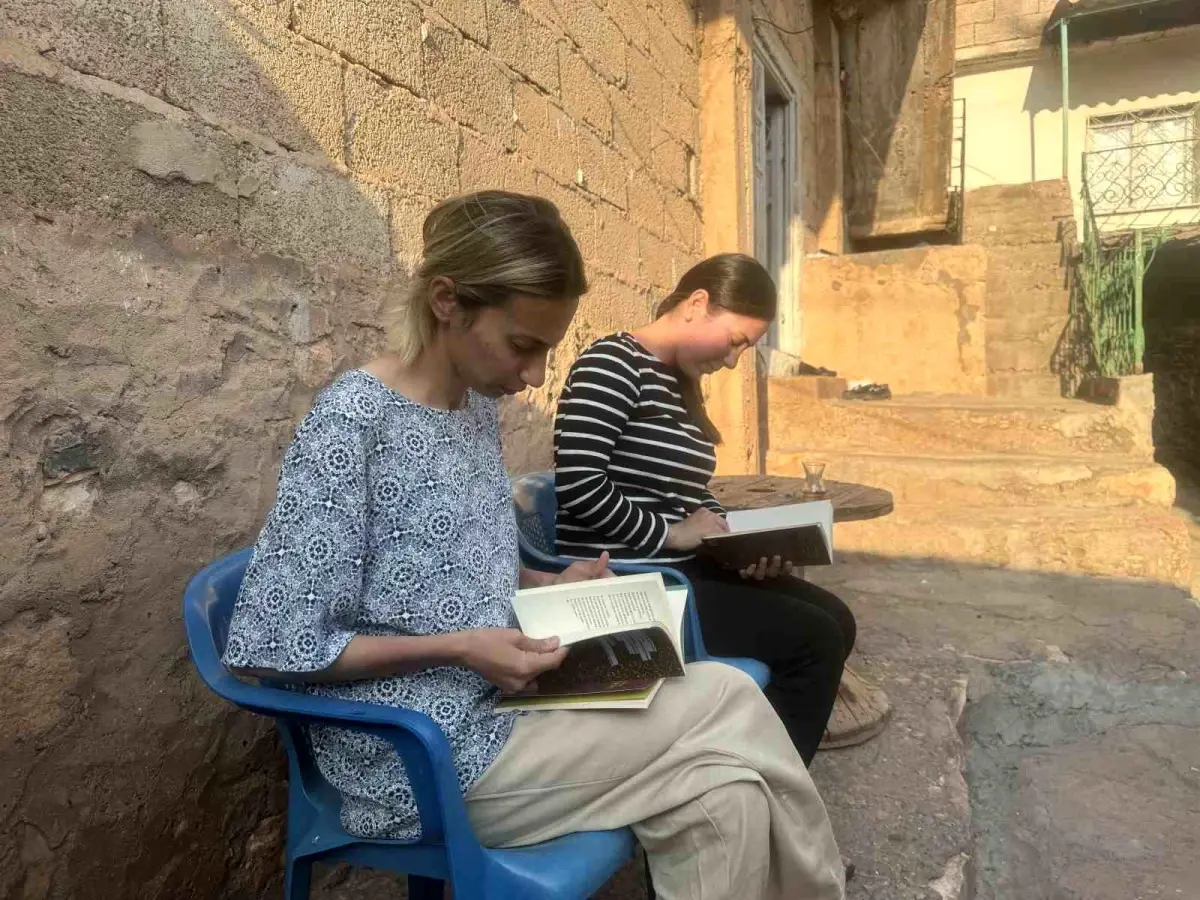 Mardin\'de yaşayan kız kardeşler, eşyasız ama kitap dolu evlerinde üniversiteye gitmek istiyor