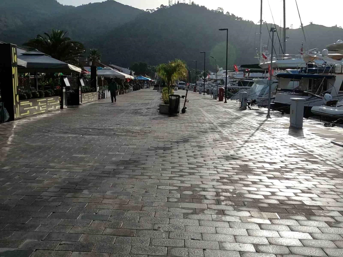 Marmaris Yat Limanı ve Barlar Sokağı Temizleniyor