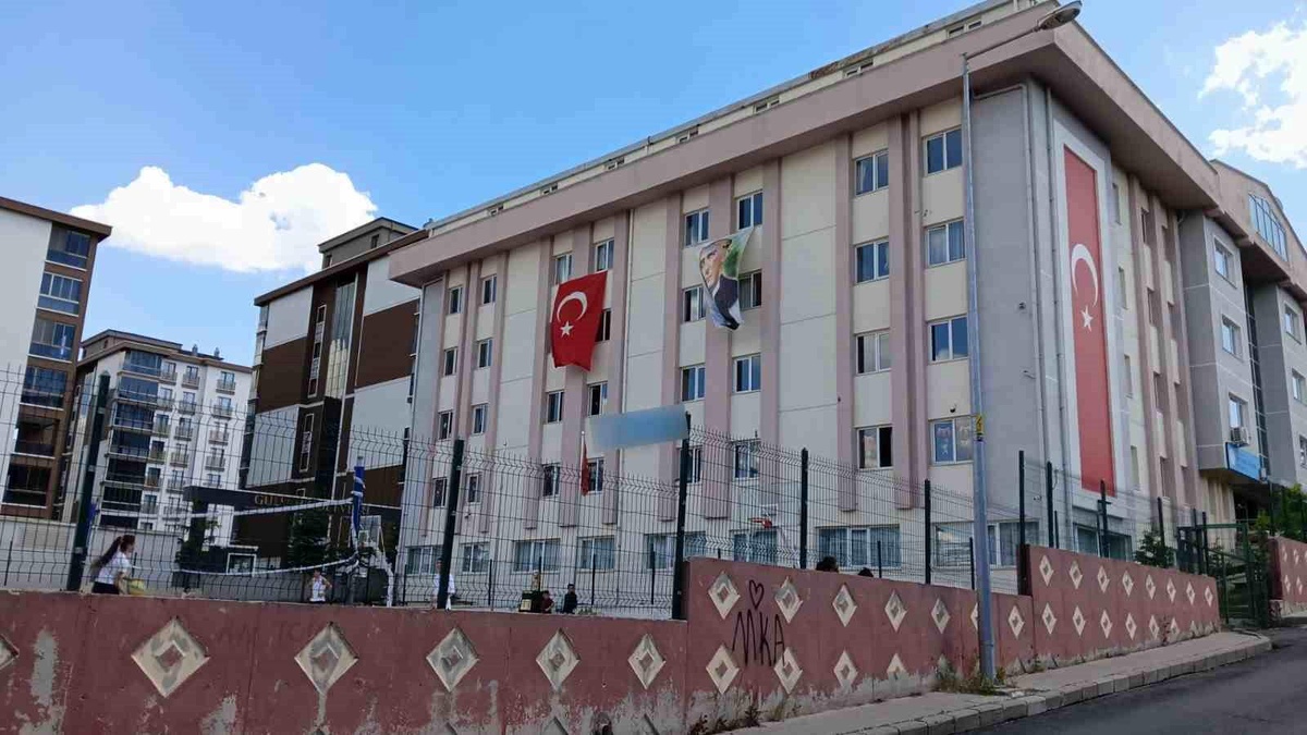 Ankara\'da ortaokul öğrencileri arasında çıkan kavgada yaralanan öğrenci hastaneye kaldırıldı