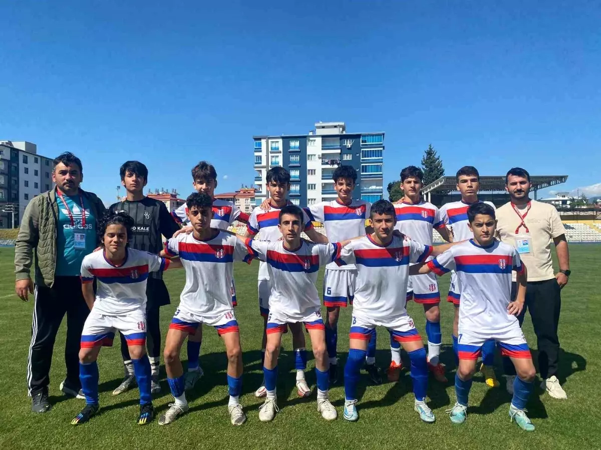 Osmaniye Akdeniz Futbol Kulübü U15 Ligi\'nde bölge şampiyonu oldu