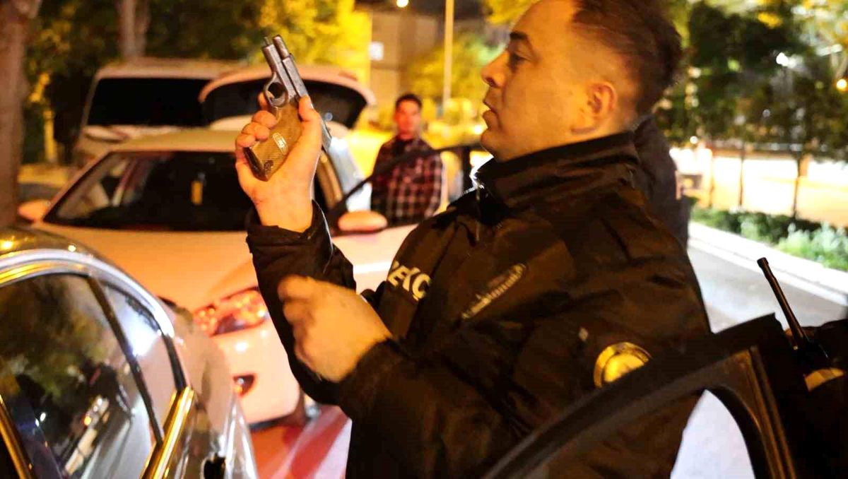 Aksaray\'da ruhsatsız tabancayla polise yakalanan sürücü gülerek polis aracına gitti