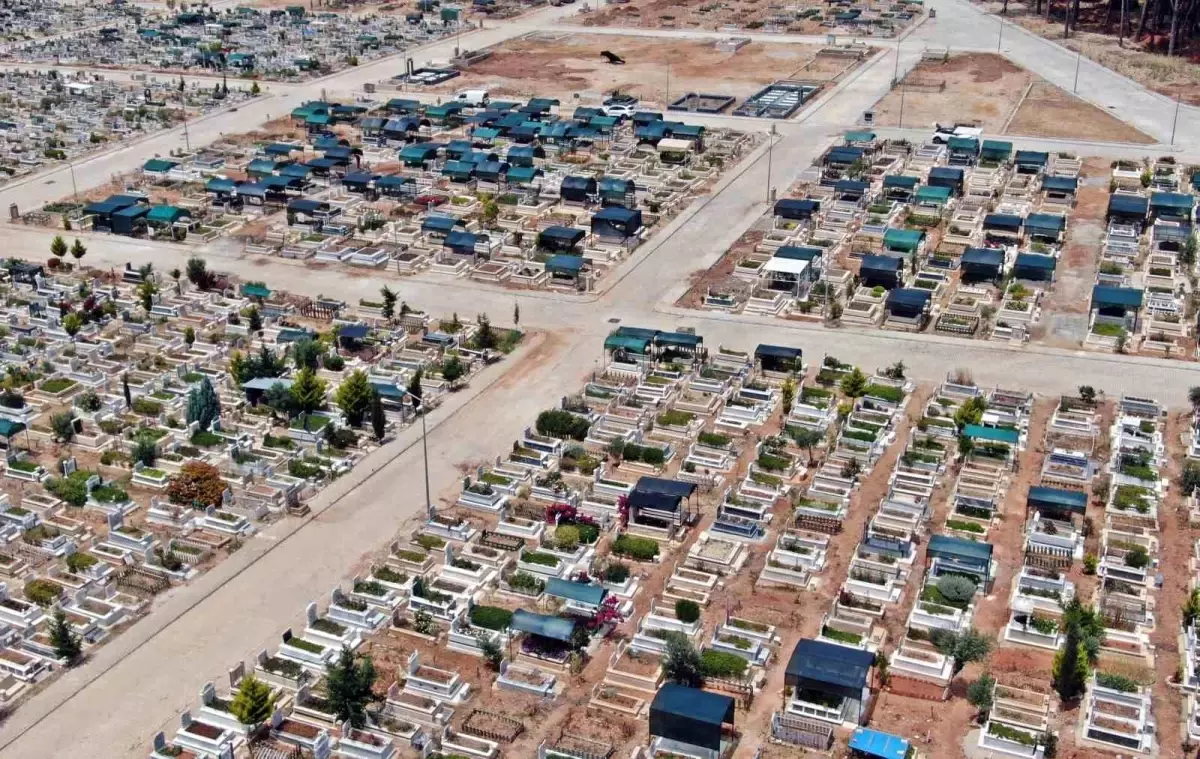 Antalya\'da Mezarlıkta Tente Tartışması