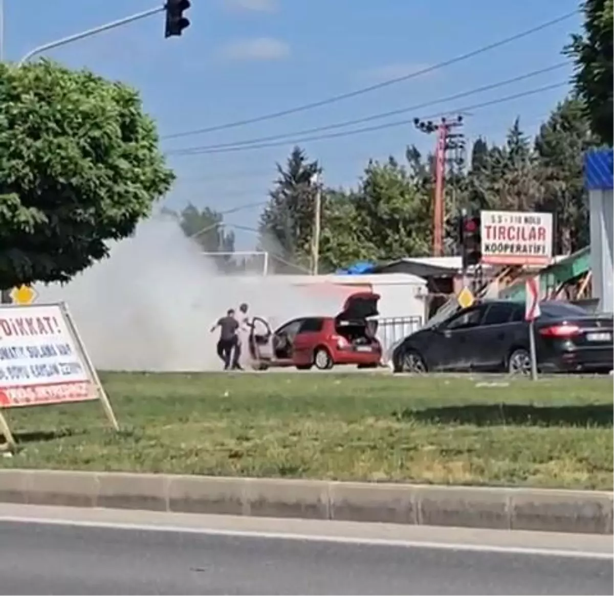 Adıyaman\'da seyir halindeki otomobil alev aldı