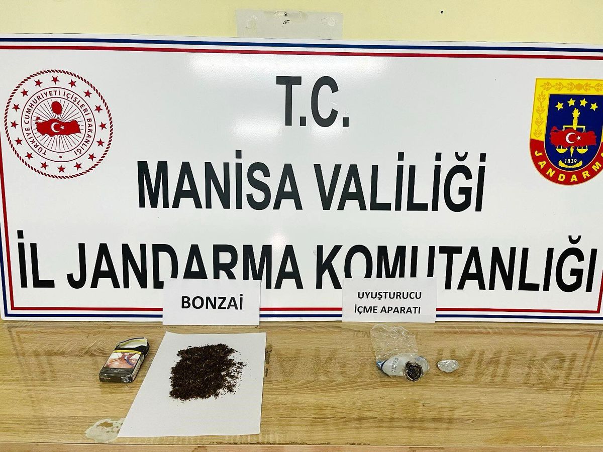 Salihli\'de Araçta 10 Gram Bonzai Ele Geçirildi