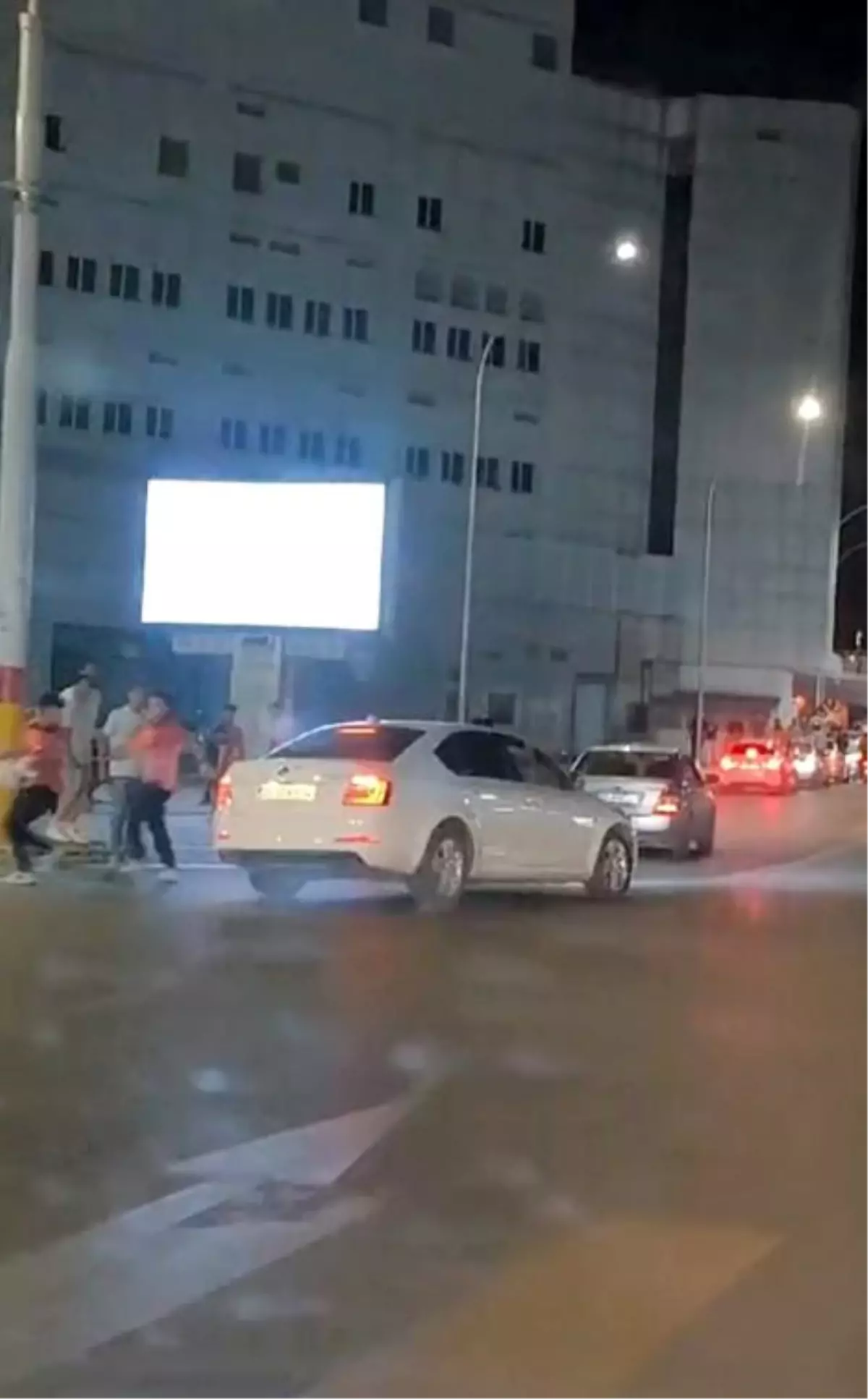 Galatasaray-Fenerbahçe derbisi sonrası taraftarın üzerine otomobil süren sürücüye ceza