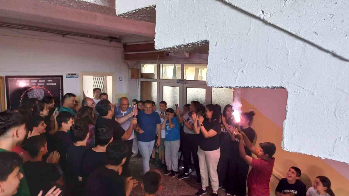 Dörtyol\'da 40 yıl hizmet veren okul görevlisine veda töreni düzenlendi