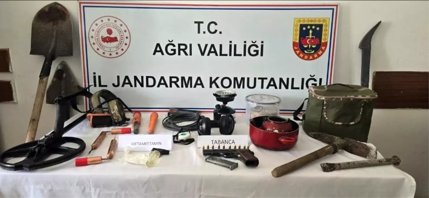 Ağrı\'da Kaçak Kazı Yapan 2 Şahıs Uyuşturucu ve Silahla Yakalandı