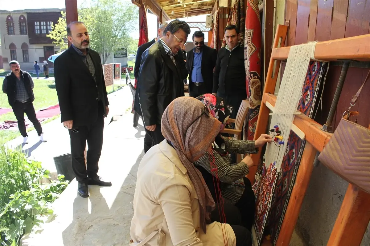 AK Parti Milletvekili Kilim Dokuma ve Ayakkabı Üretim Atölyesini Ziyaret Etti