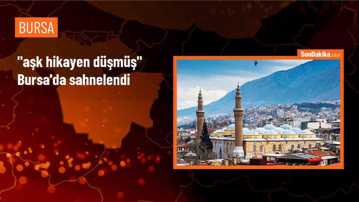 Ahmet Sami Özbudak\'ın kaleme aldığı \'Aşk Hikayen Düşmüş\' adlı oyun Bursalı sanatseverlerle buluştu