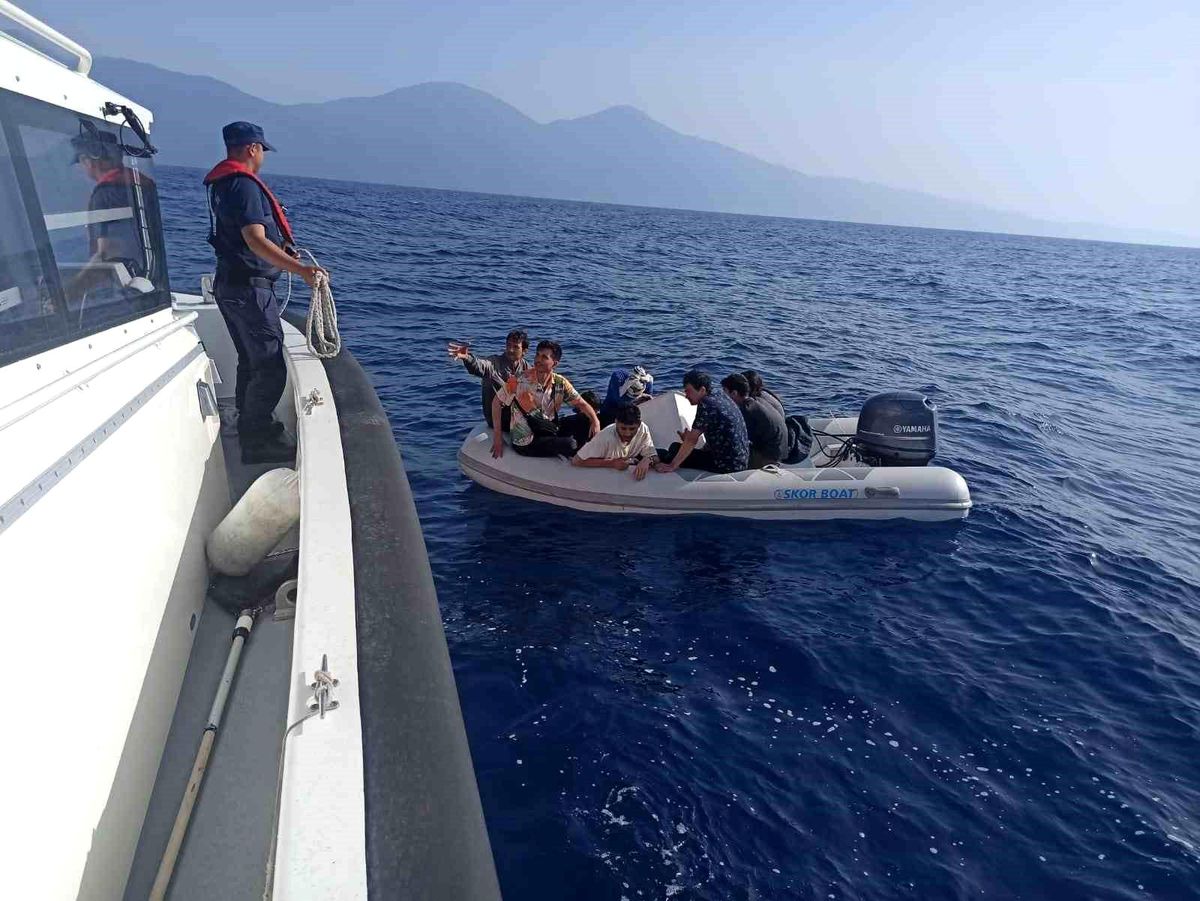 Kuşadası\'nda 3\'ü çocuk 8 düzensiz göçmen kurtarıldı