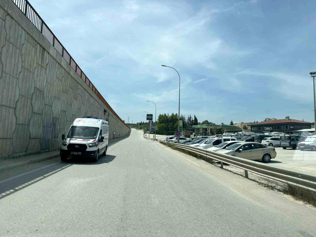 Benzinlik çıkışında motosiklet kazası: Sürücü yaralandı