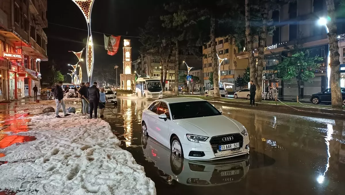 Bitlis\'in Tatvan ilçesinde sağanak ve dolu etkili oldu