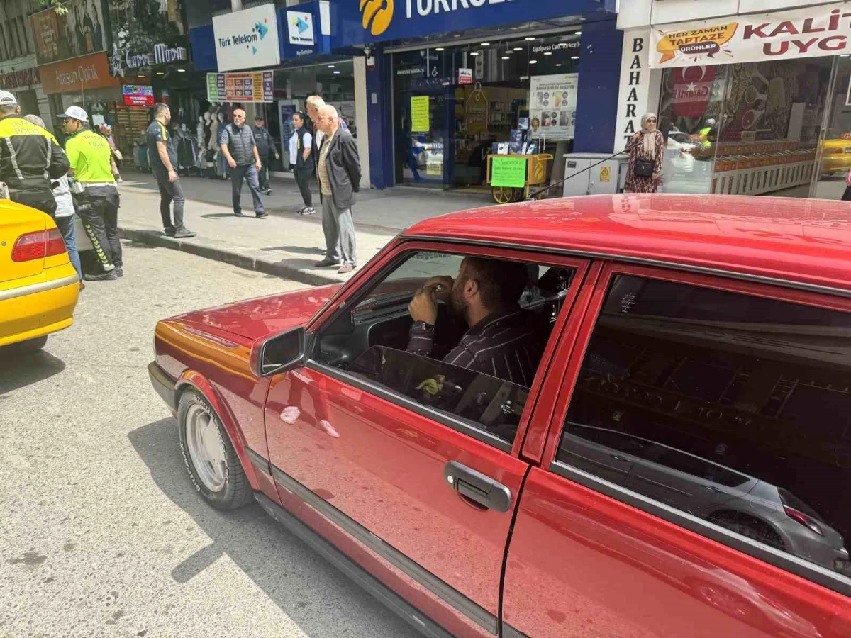 Zonguldak\'ta Tofaş aracın sürücüsü cam filmini sökerek ceza yememek için direndi