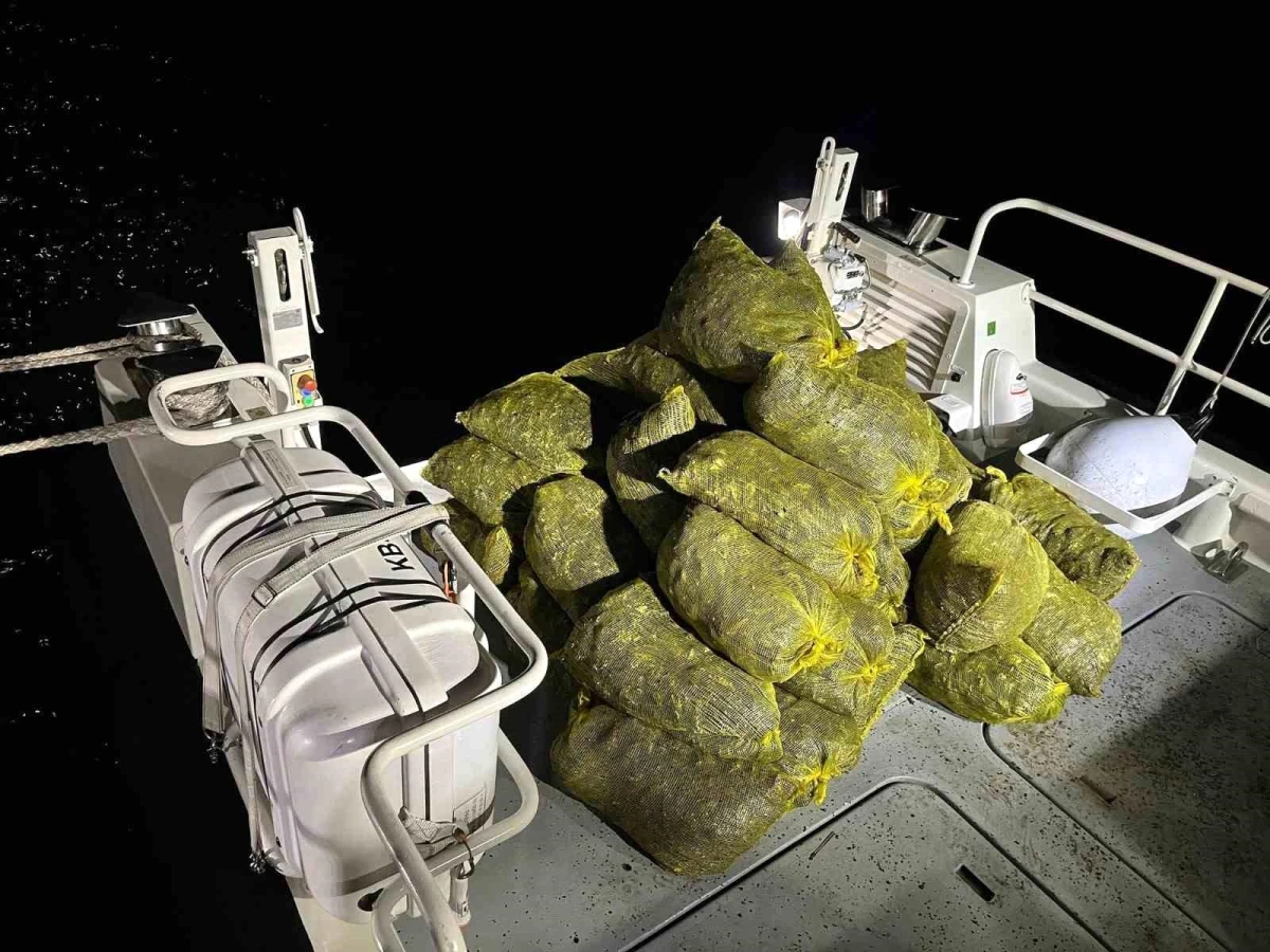 Çanakkale\'de Sahil Güvenlik Operasyonunda 1.300 Kilogram Midye Ele Geçirildi