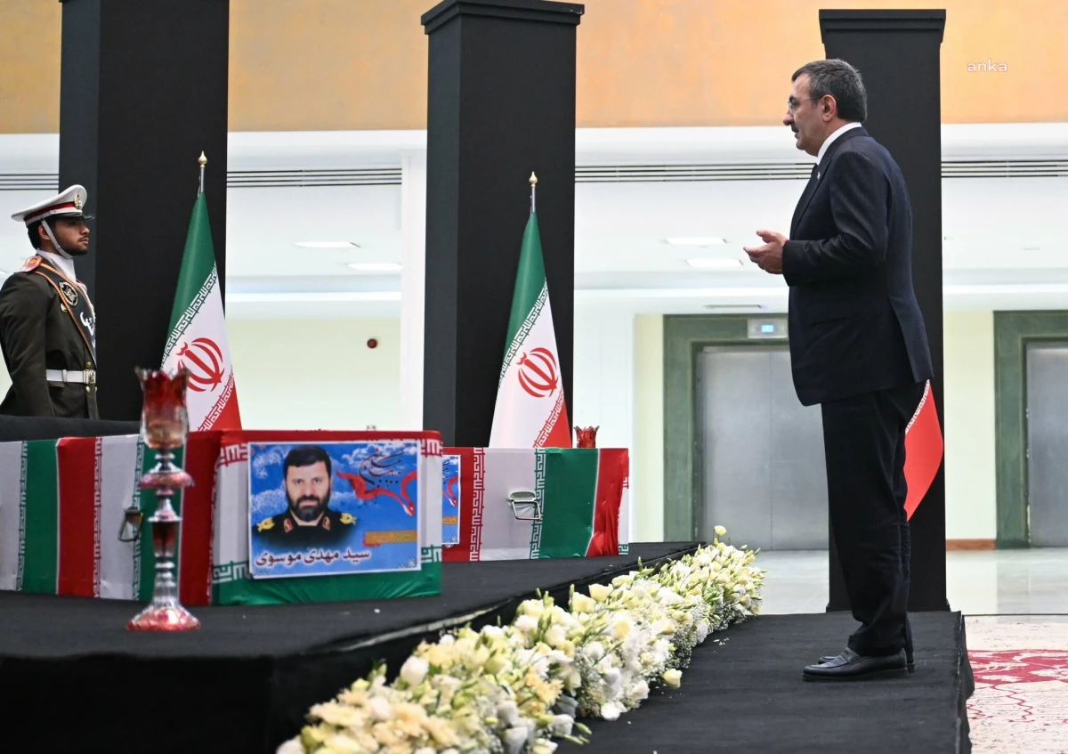 Cumhurbaşkanı Yardımcısı ve Dışişleri Bakanı İran Cumhurbaşkanı Reisi\'nin cenaze törenine katıldı