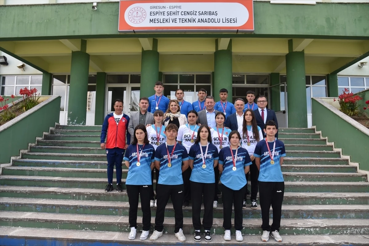 CHP Giresun Milletvekili Elvan Işık Gezmiş, rafting yarışlarında başarı gösteren öğrencileri ziyaret etti