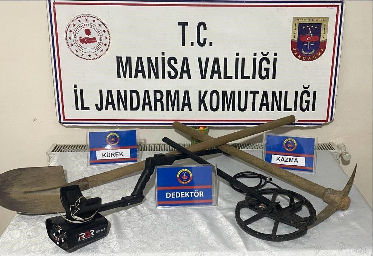 Manisa\'da Dedektörle Define Arayan 3 Kişi Suçüstü Yakalandı