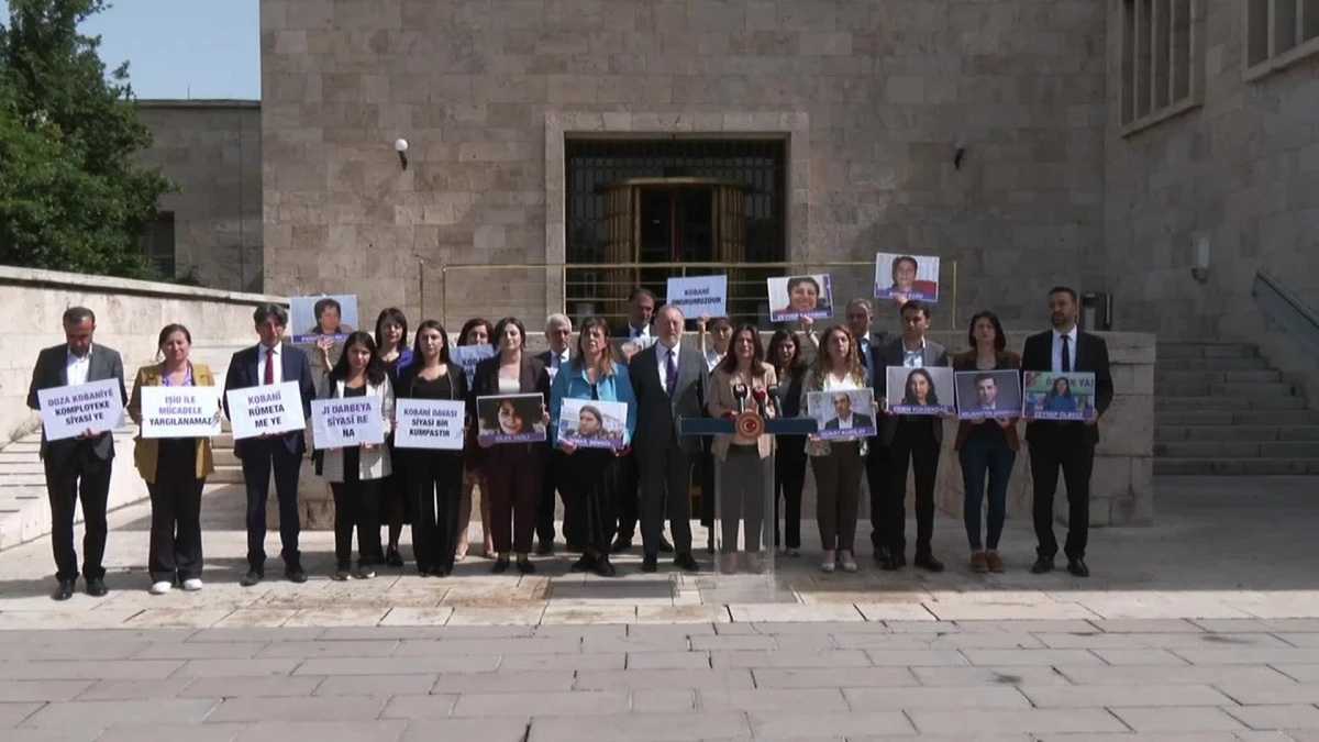 DEM Parti Milletvekilleri Kobani Davası\'nda verilen cezaları protesto etmek için yürüdü