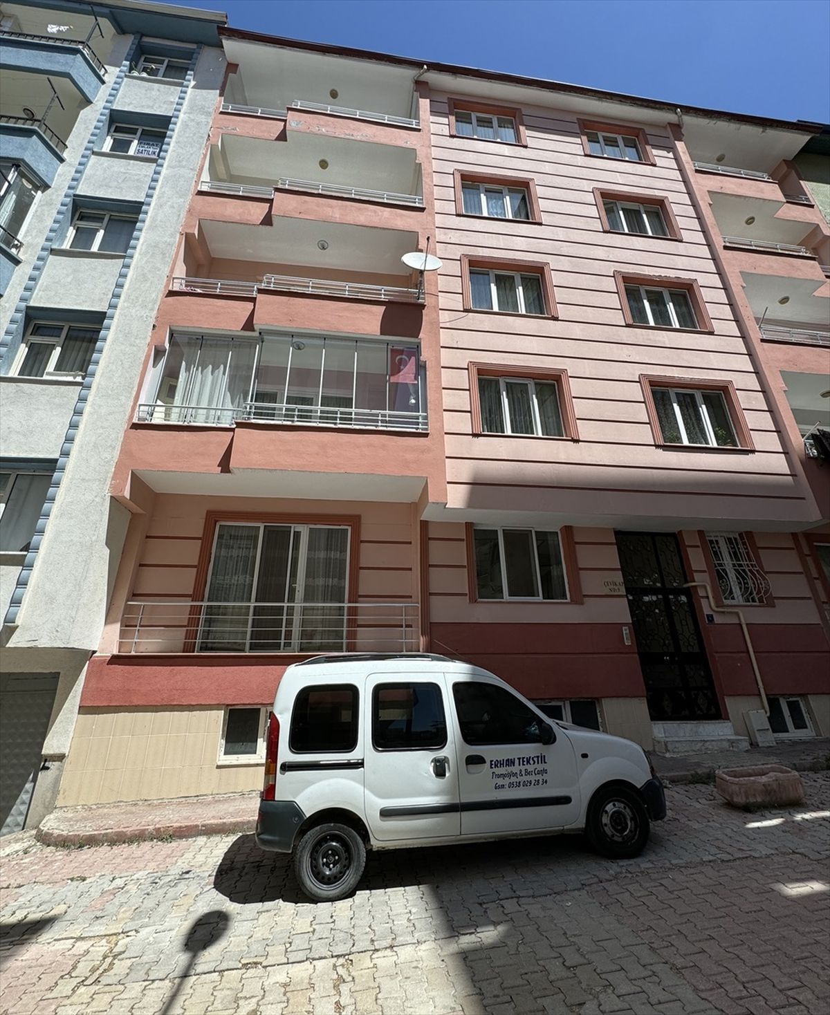Elazığ\'da 70 yaşındaki kadın, park halindeki aracın üstüne düşerek hayatını kaybetti