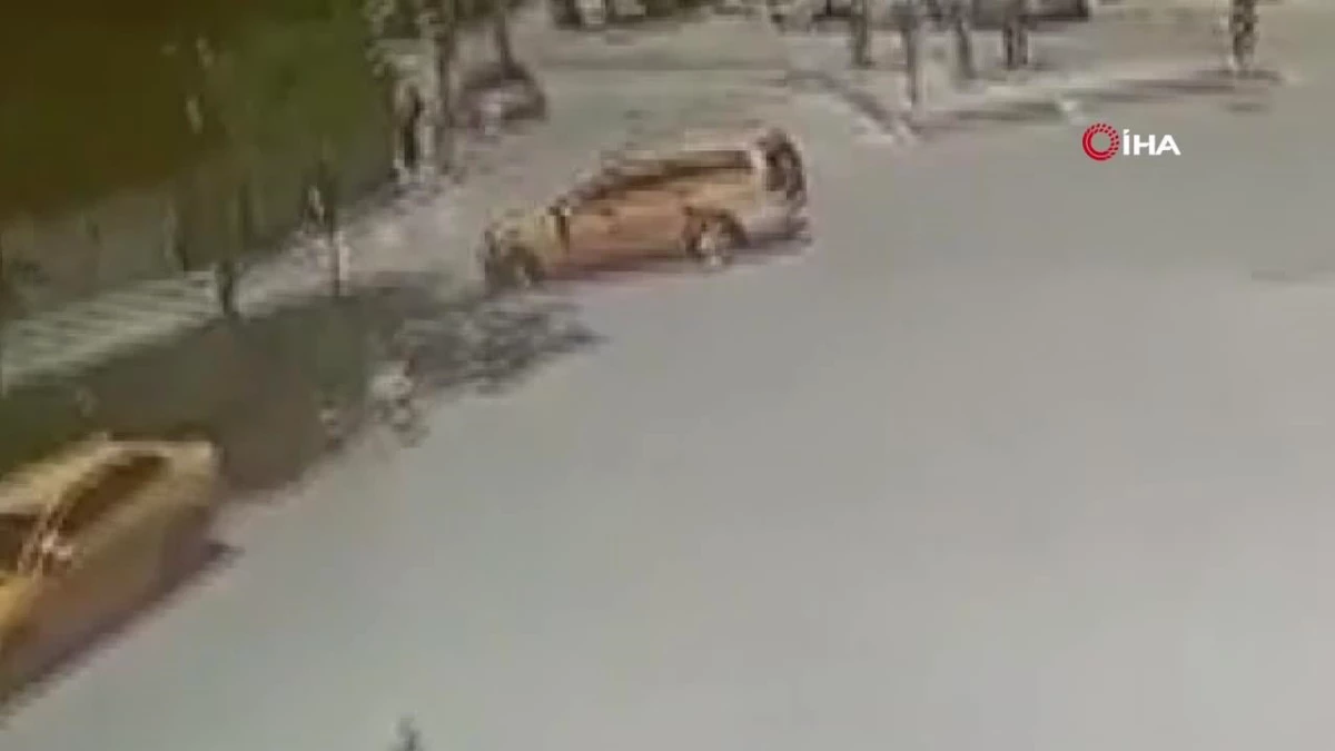 Elazığ\'da iki otomobilin çarptığı kaza kamerada: 2 yaralı