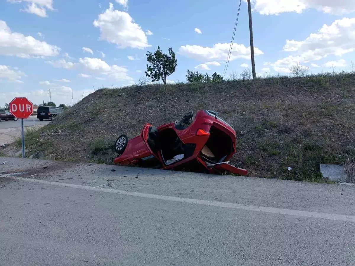 Afyonkarahisar\'da hafif ticari araçla çarpışan otomobilin takla attığı kazada 4 kişi yaralandı